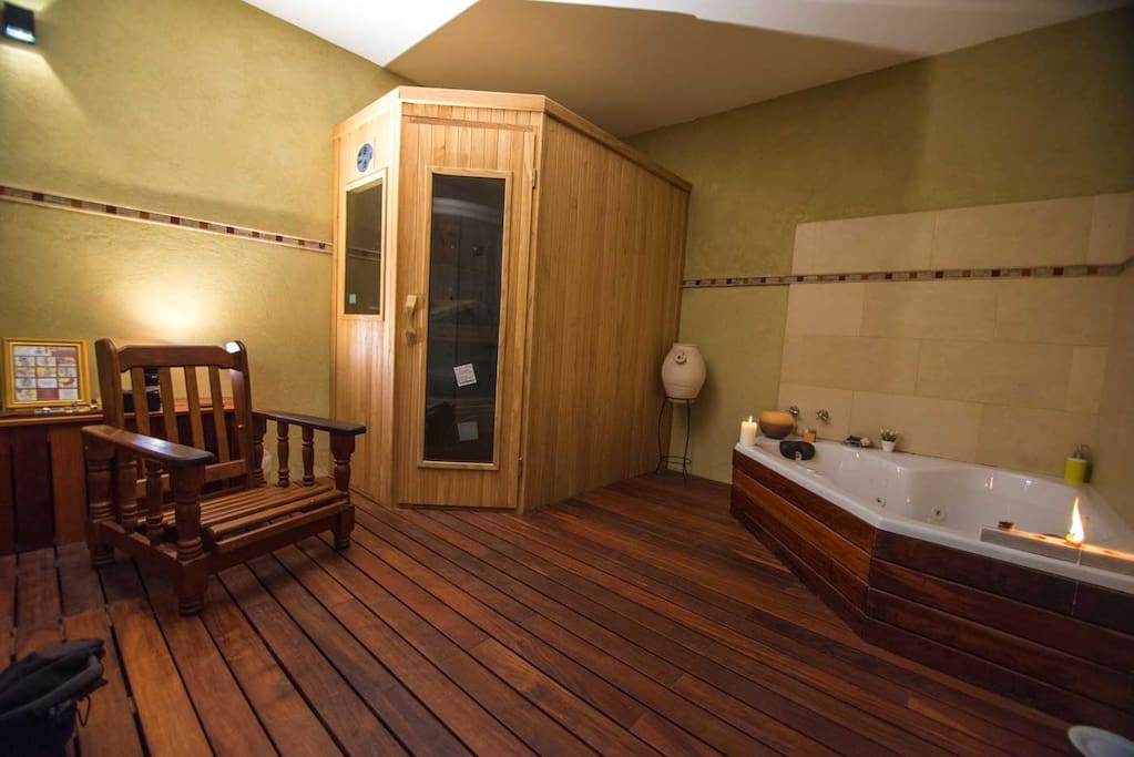 Spa: jacuzzi, ducha escocesa y sauna con hidrocolores