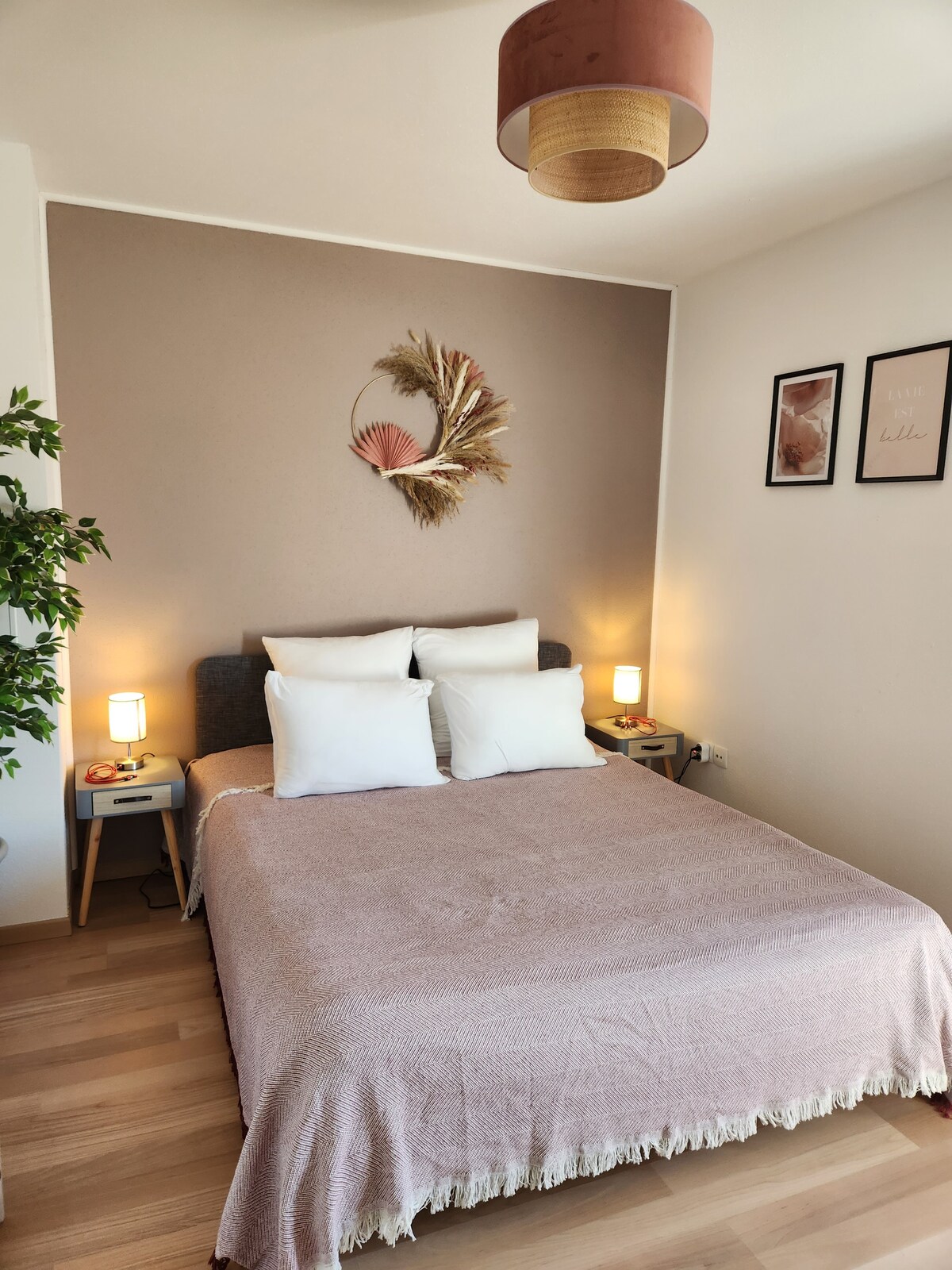 เตียงควีนไซส์ในห้องนอน