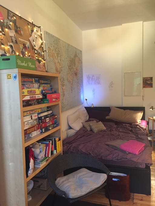 Das einzige Zimmer mit einer Zimmertür und separaten Eingang sowie Ausgang.