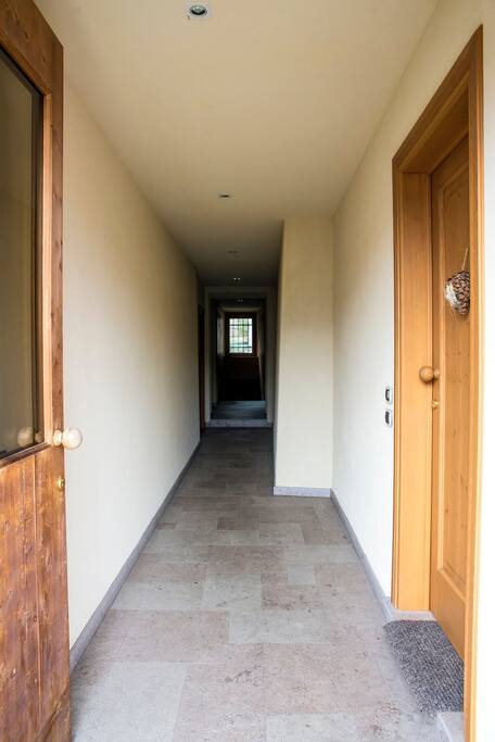 Ingresso della casa con a destra quello dell'appartamento