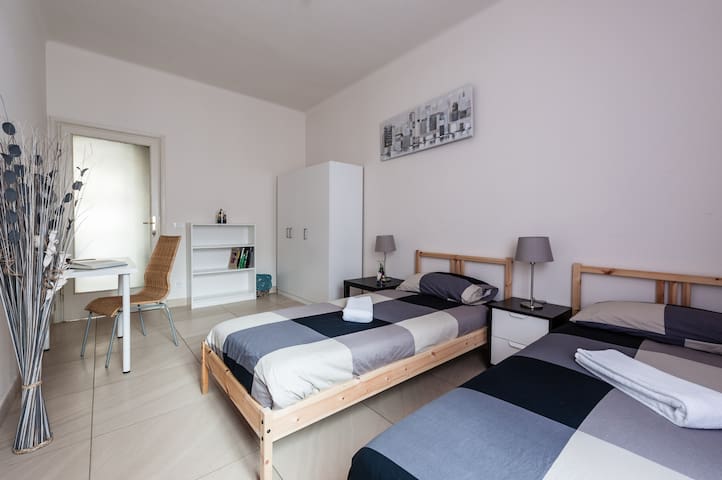 Two single beds,2 Minuets far from Pisa Central ST
