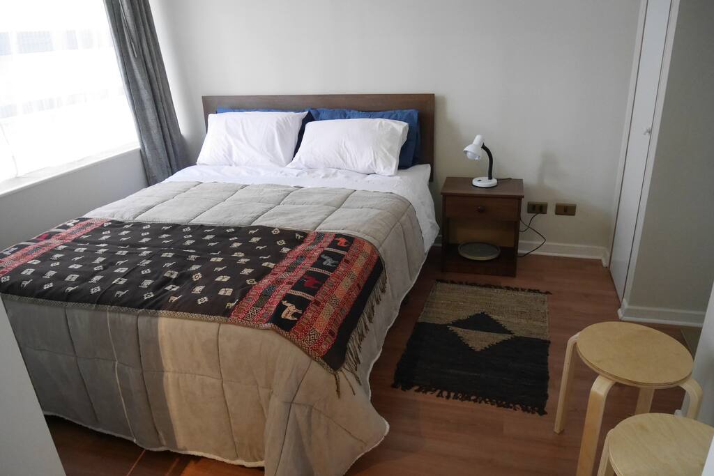 Un dormitorio, cama para dos huéspedes.