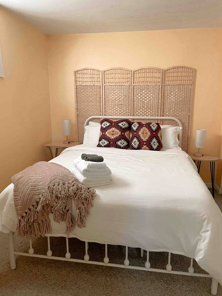 De slaapkamer beneden heeft een grote kast met een grote kast met veel opbergruimte