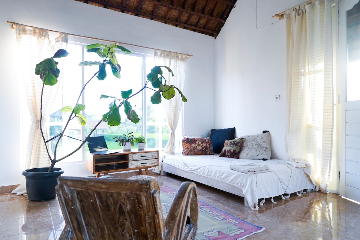 Rental unit in Kecamatan Ubud · ★4.8 · 1 bedroom · 3 beds · 1 bath, Airbnb сравним