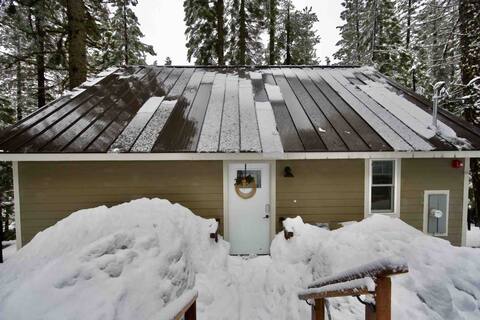 Modern-Chic Cabin. 11mi to Lassen. Snowshoes, EV!