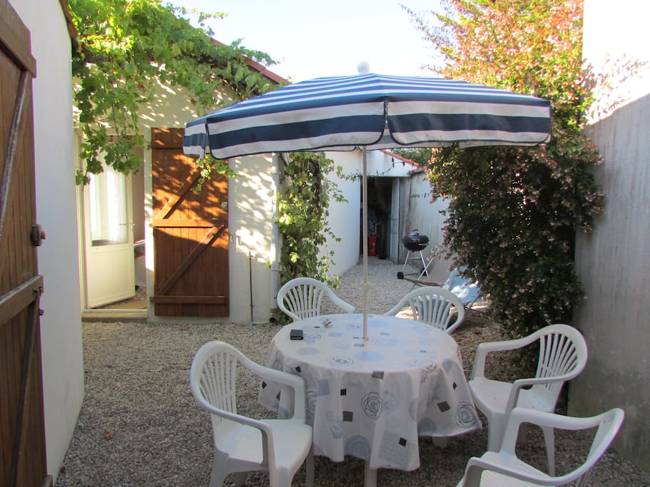 cour avec mobilier de jardin