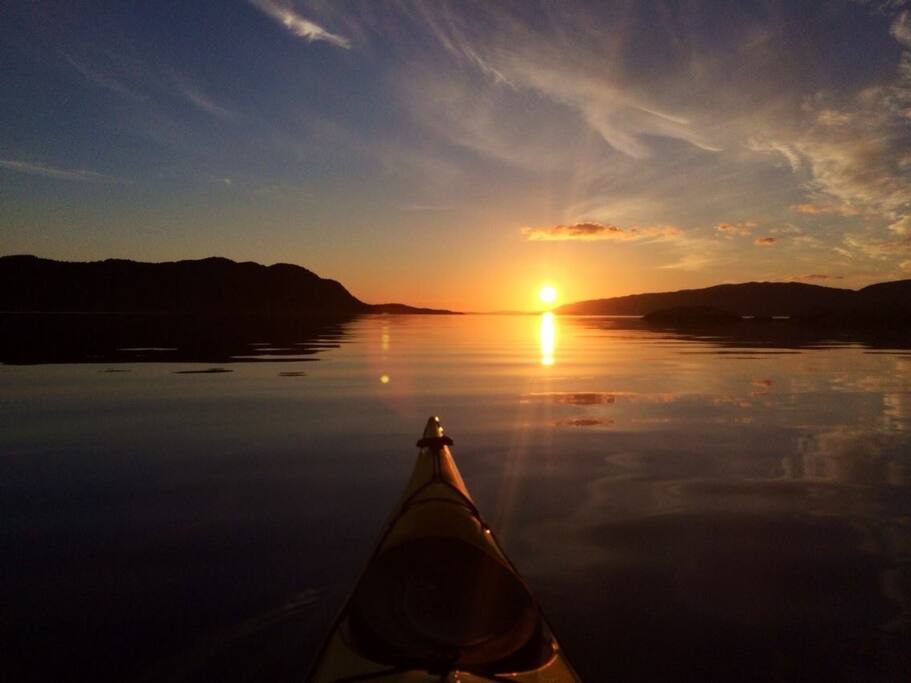 Padle inn i solnedgang..