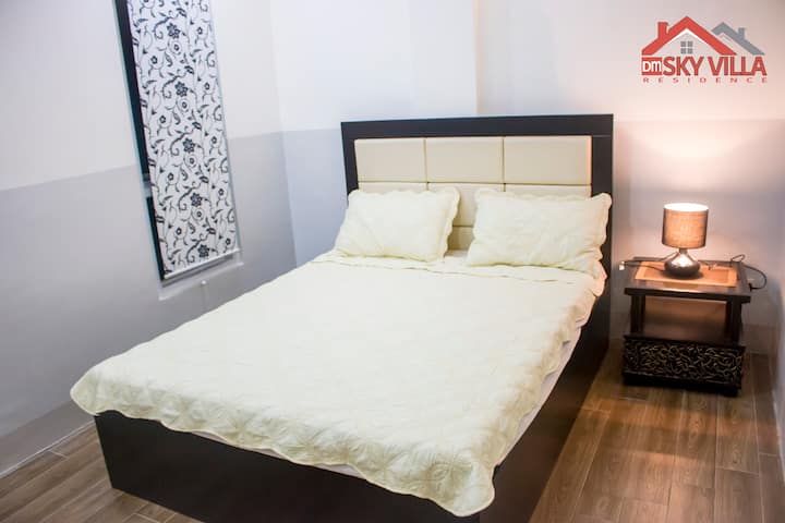 Проста родителска спалня с прикрепени T&B