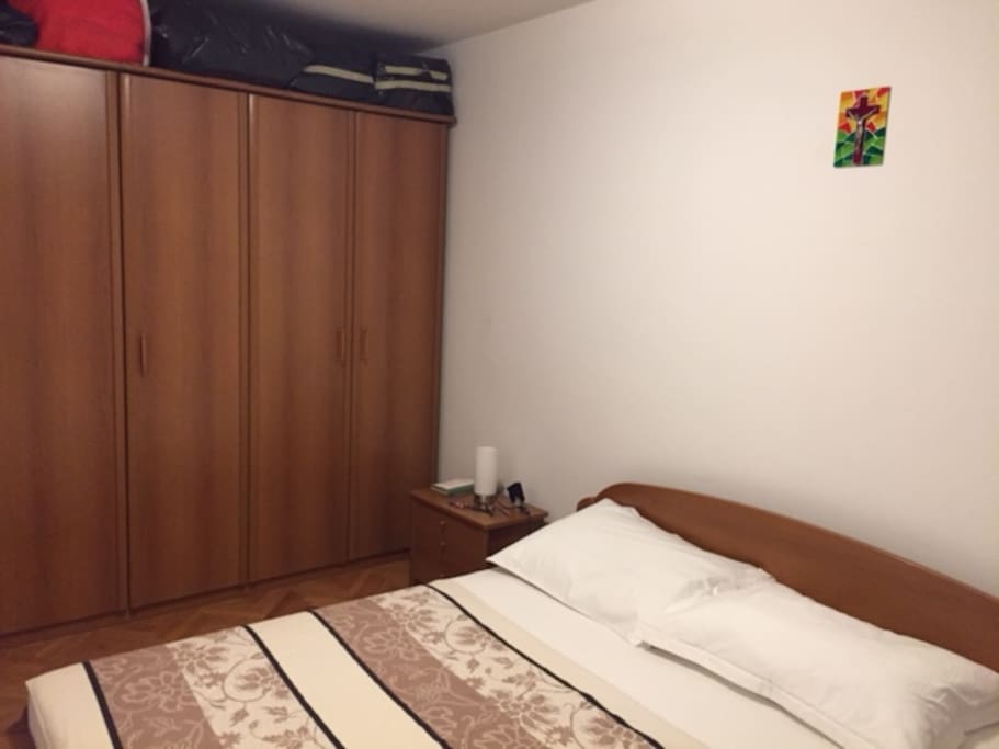 Spacious (fully) private bedroom (2 adults/+child)