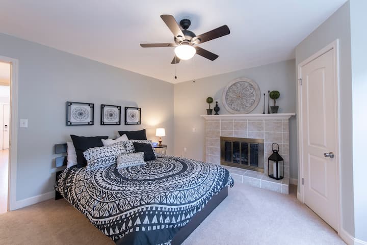 宽敞的主卧设有美丽的壁炉和舒适的标准双人床。