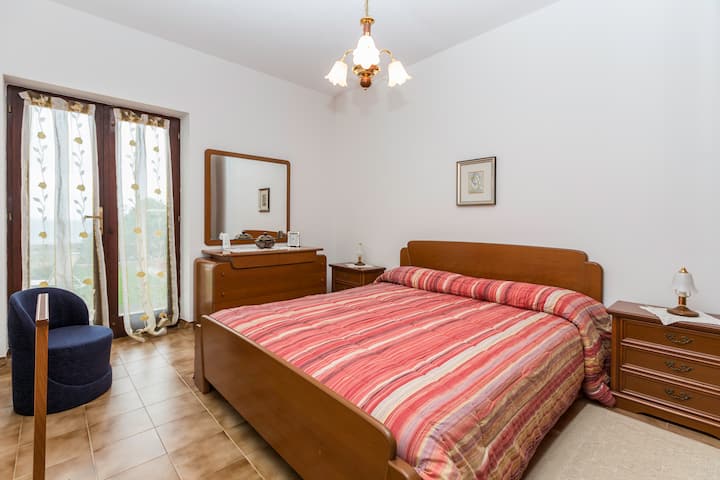 Dormitorio doble con salida al jardín