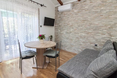 Top Airbnb: Beautiful apartment for up to 3 people near center in Mjesni Odbor Zamet