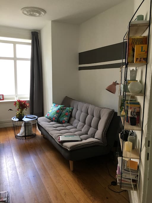 Wohnzimmer mit Schlafcouch