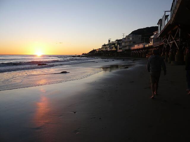 Beachfront 3bdrm 3 ba w/Surfboards gallery image 2