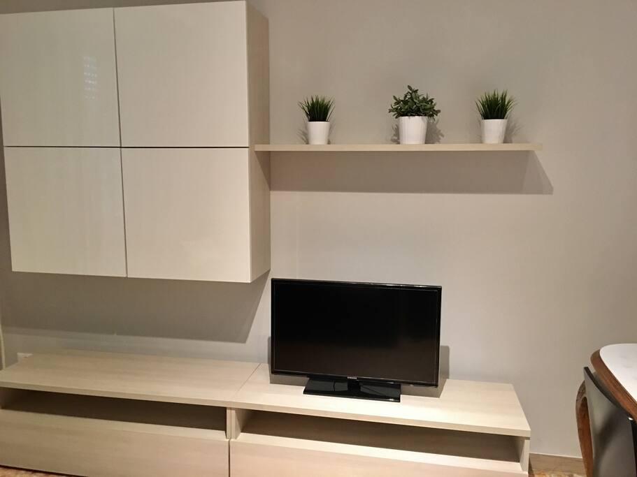 Salotto con divano letto matrimoniale e TV - Dining room with double bed sofa and flat TV