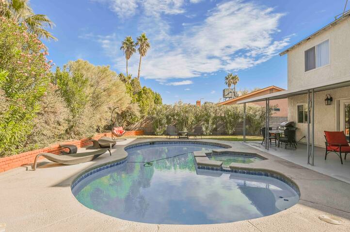 Remodeled 4BD house in China Town pool/jacuzzi gallery image 2