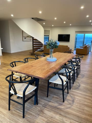 Views retreat Minutes to hot springs and beach. gallery image 2