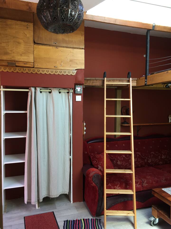 La escalera sirve para acceder a la cama en el altillo y a los 2 armarios de almacenamiento en la parte superior del armario . 
 Estanterías y  armario en la parte inferior