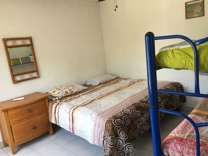 Спалня 1 с двойно легло и единични двуетажни легла с вентилатор на тавана 