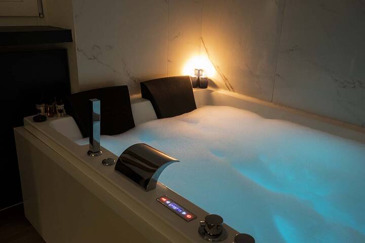 ROMAC Trinity w/ sauna and Jacuzzi-Navona area gallery image 3