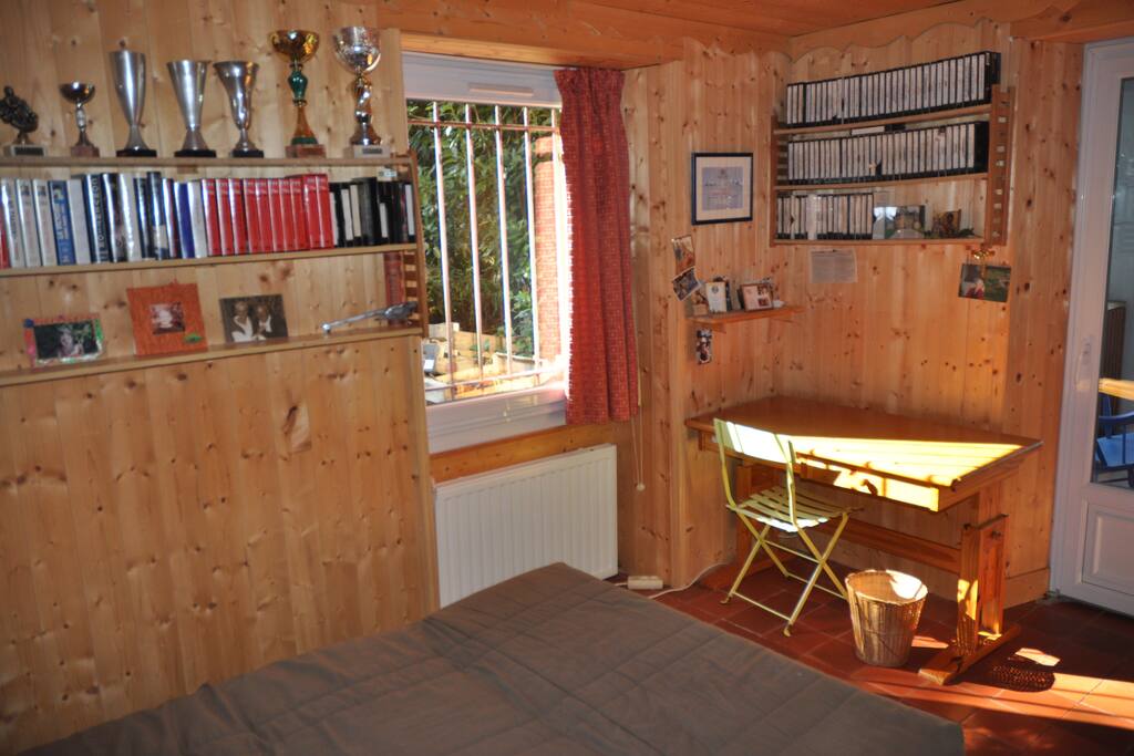 Chambre lumineuse en rez de jardin