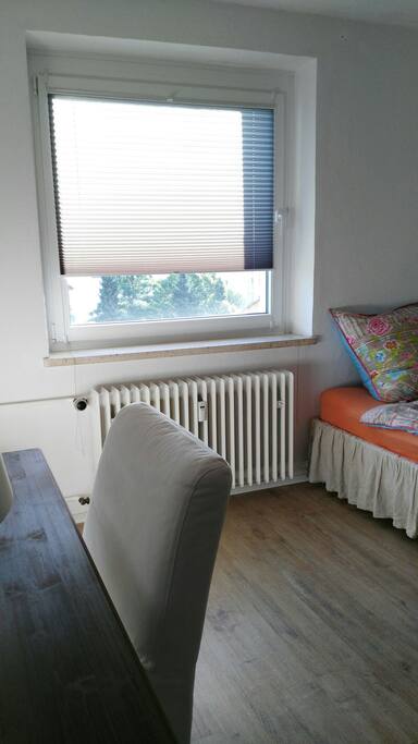 Zimmer 15 qm mit Verdunklungsrollo.