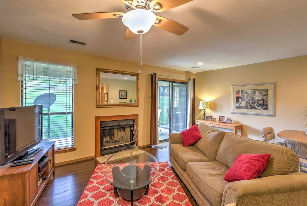 Relax and recharge in the vibrant living room which includes cozy furnishings and a flat-screen cable TV.