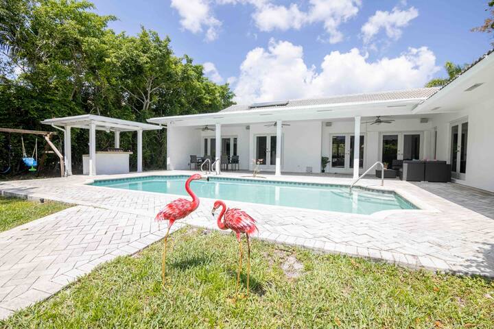 FENDI WATER-FRONT 6 BR & 4BA Luxurious & HEAT POOL gallery image 5