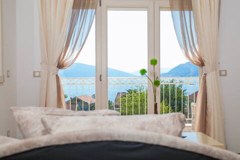 Three-bedroom Apartment with Balcony, n9