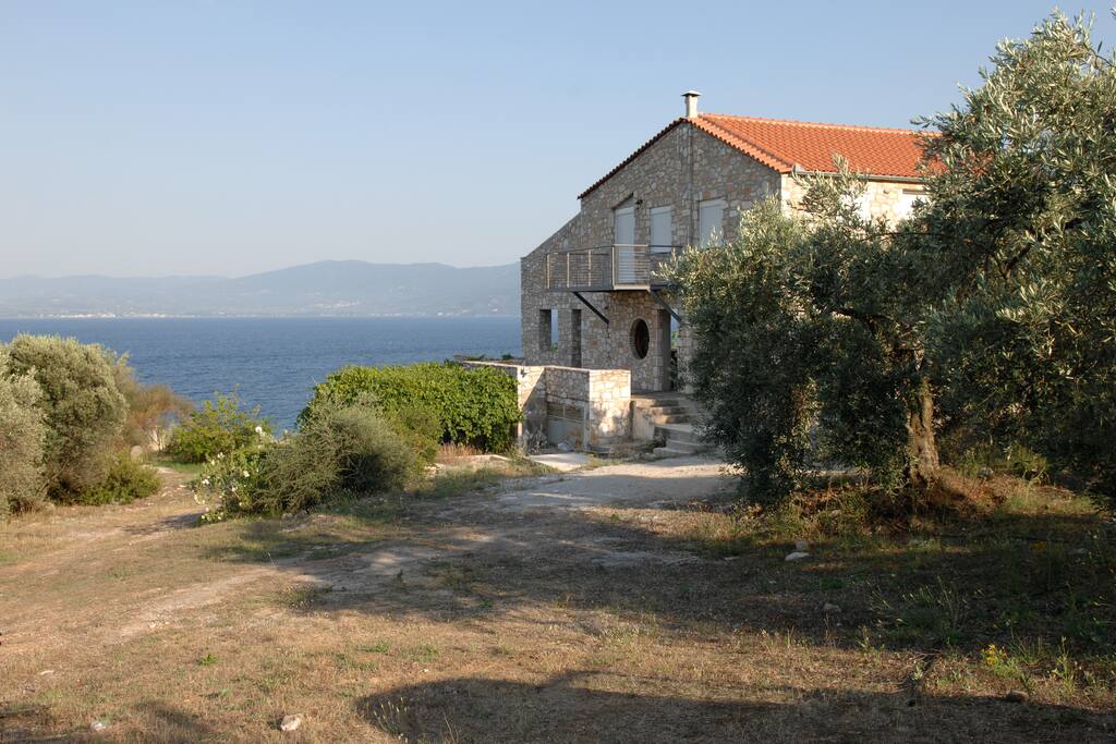 Η μία από τις εξωτερικές όψεις του σπιτιού, που βρίσκεται σε ελαιώνα τεσσάρων στρεμμάτων.