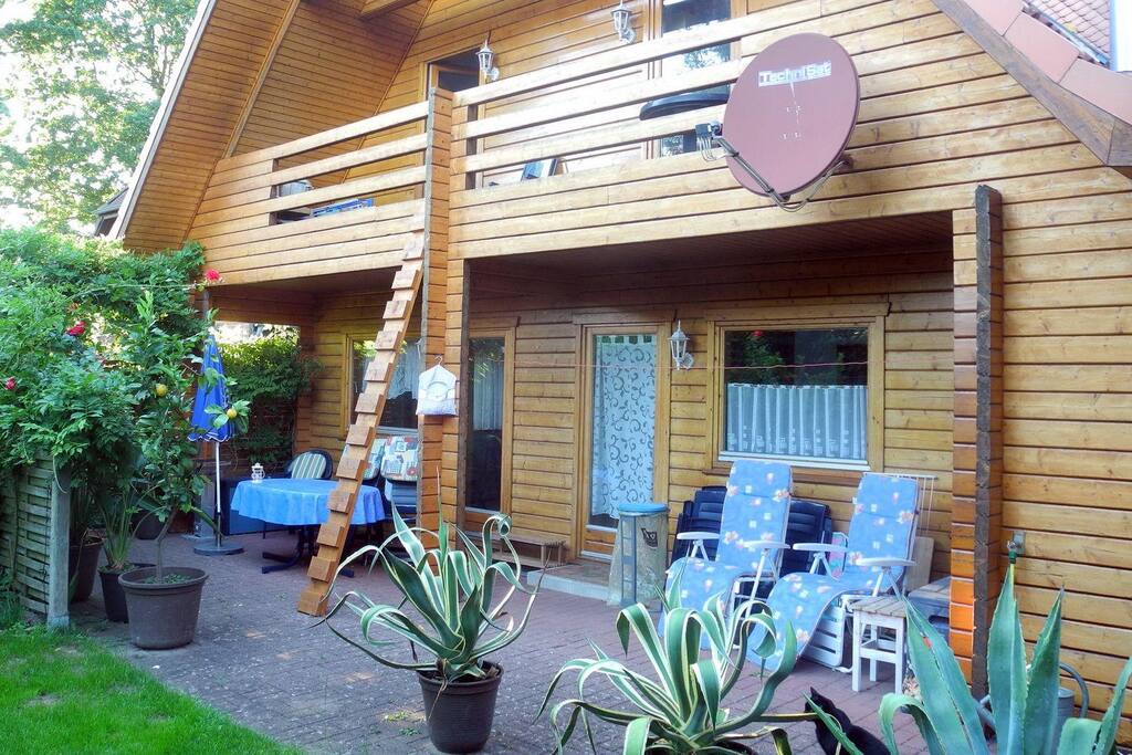 Die Terrasse geht über die ganze Breite des Hauses