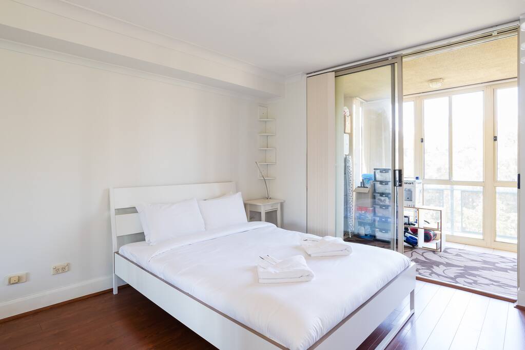 Queen bed with hotel-grade linen and fresh fluffy towels
