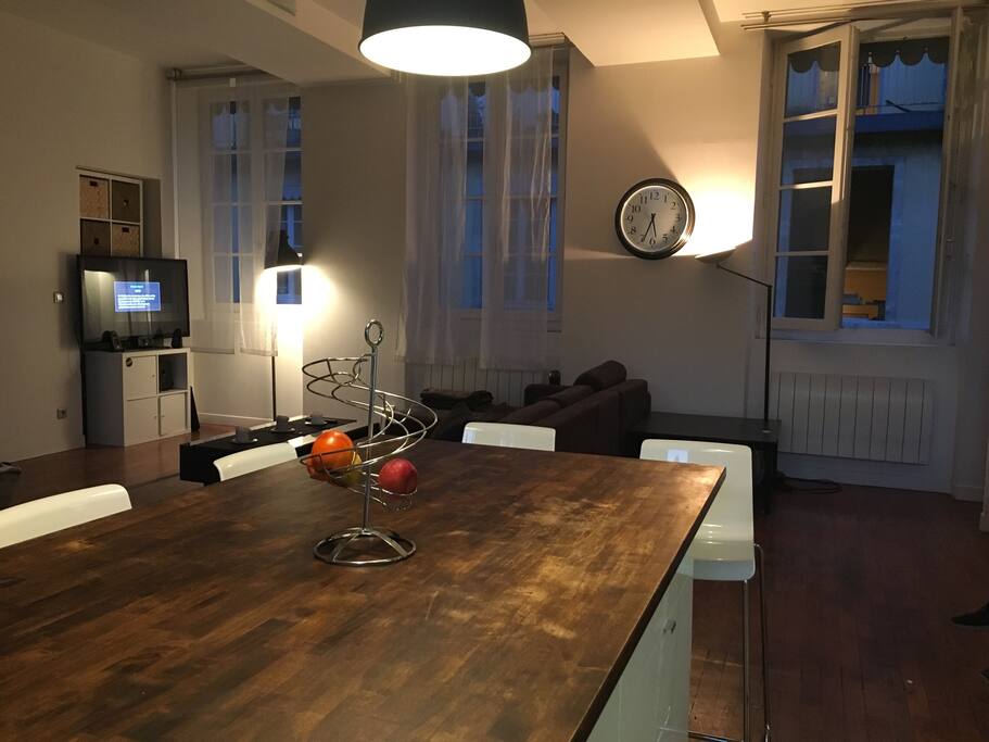 Salon de 50m2 comprenant 3 fenêtres de chaque côté, très lumineux.