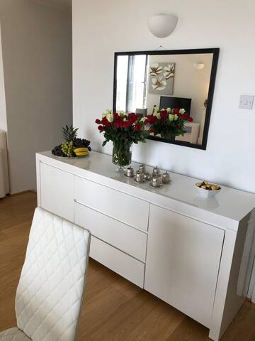 Modern, Fresh, 2bed 2bath South Kensington gallery image 5