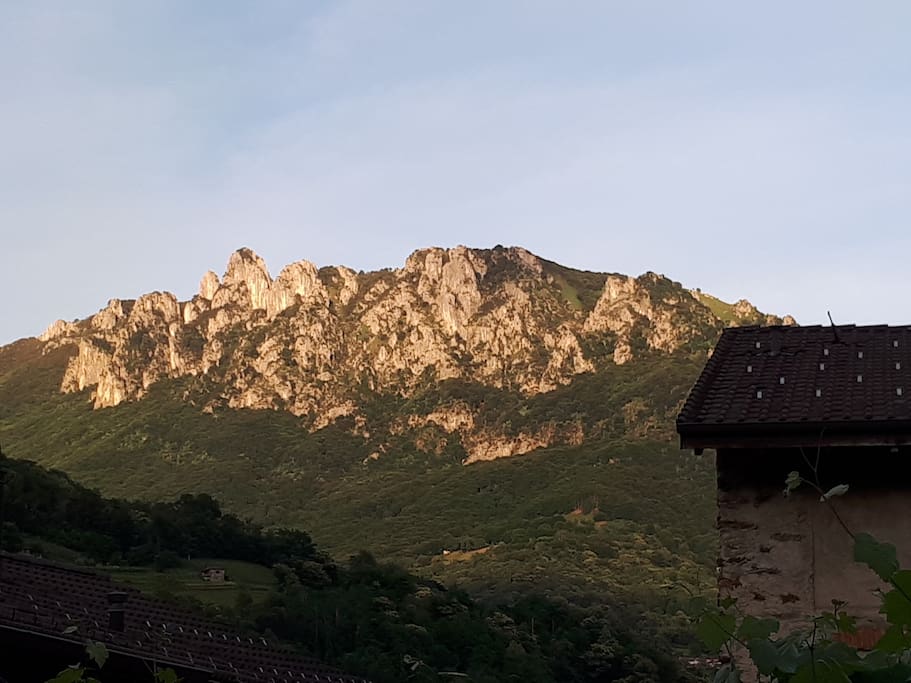 Blick vom Dorf auf die Denti della Vecchia (oberhalb Sonvico TI)