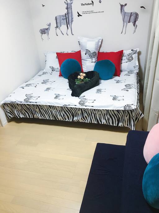 Yaya offers you 140x200 double bed! The blue sofa is a 90x200 sofa bed!
YaYa 为您提供的是140X200的双人大床!蓝色沙发是90X200的沙发床!