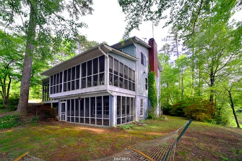 Popular Airbnb listing: Mountain Lake Getaway in Seneca / Clemson
