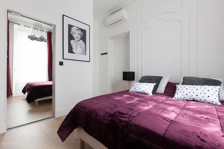 يوجد تلفزيون في غرفة النوم هذه ومكيف هواء وحمام . 
مكيف الهواء في كل غرفة نوم. 