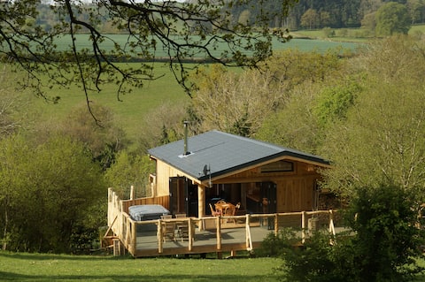 Beautiful Handcrafted Cedar Lodge with Hot Tub