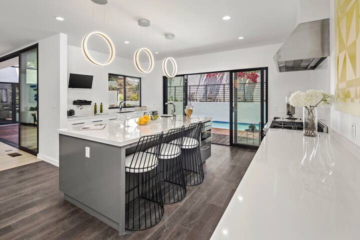 BRAND NEW BEVERLY HILLS HOME! 3 Min to SUNSETBLVD gallery image 5