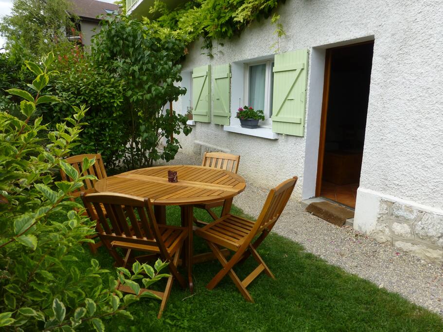 jardin en face de l'entrée du studio