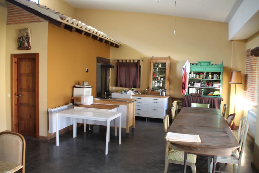 Un enorme salon con buen gusto