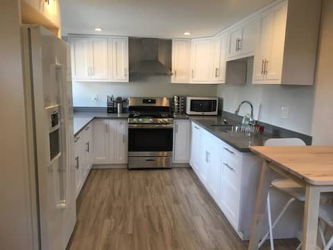 Modern, comfortable Apartment, in a great location