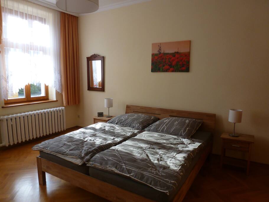 Schlafzimmer mit Doppelbett