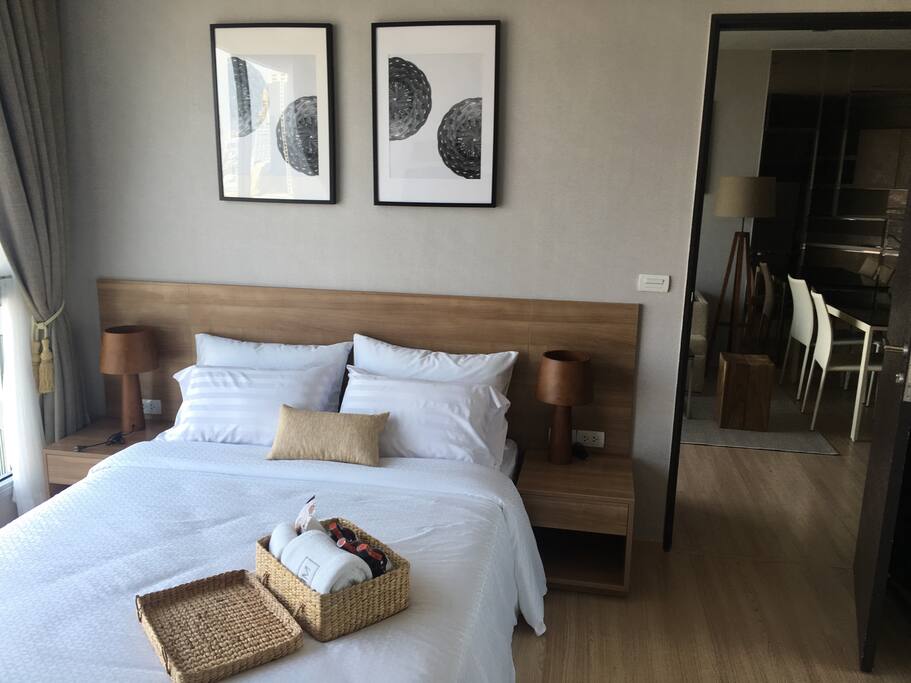 Bed room, queen size bed with a new good mattress. All guests will be provided with clean sheets and towels.