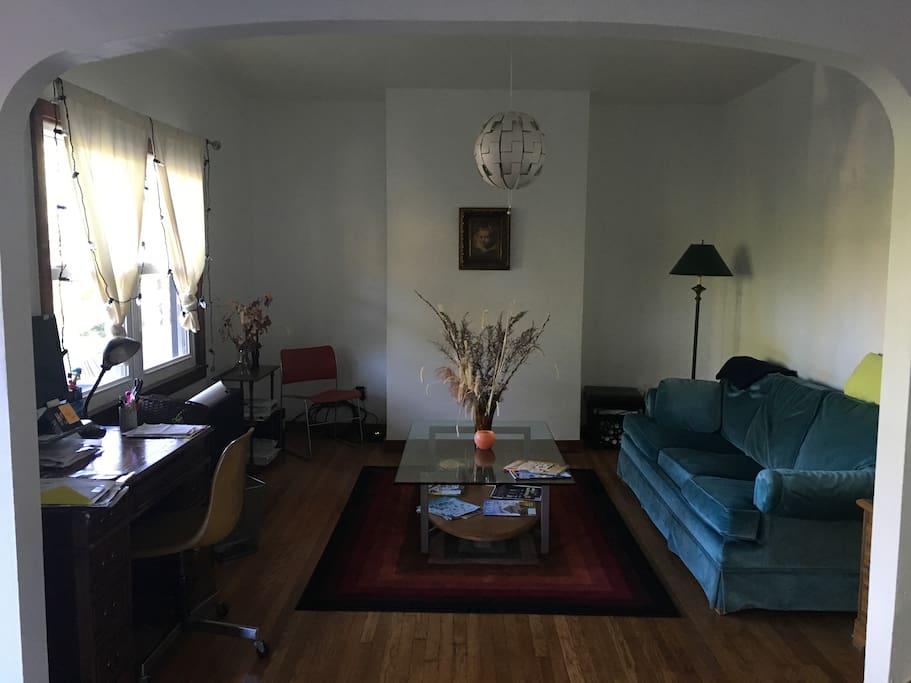 Cozy living room - great to hang or work