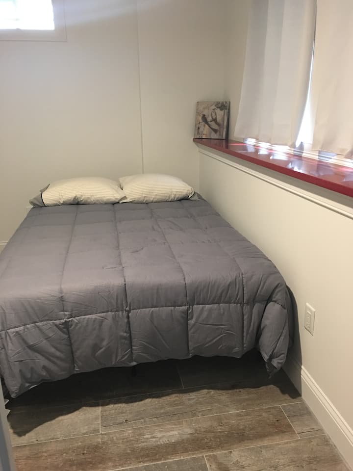 Сутеренна спалня №1 с двойно легло, баня, спално бельо и кърпи