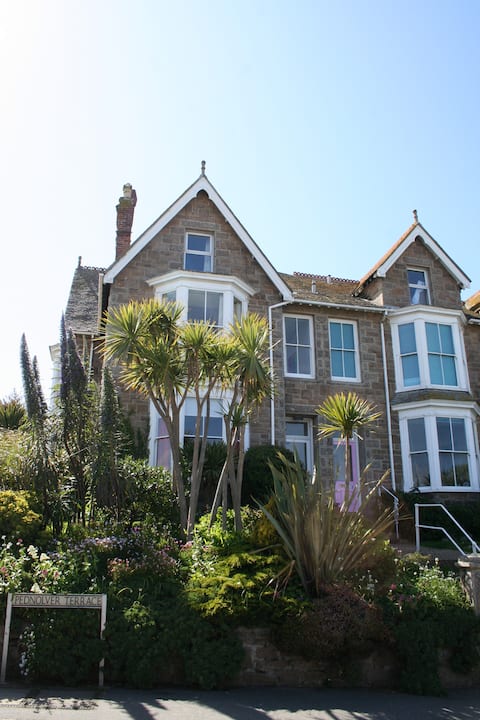 spacious house for up to 12 people with sea views