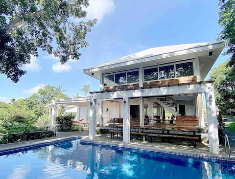 Villas w/pool, jacuzzi & Taal view for 24pax