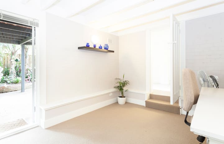 THE COBBLES Independent Apartment in Heritage Home